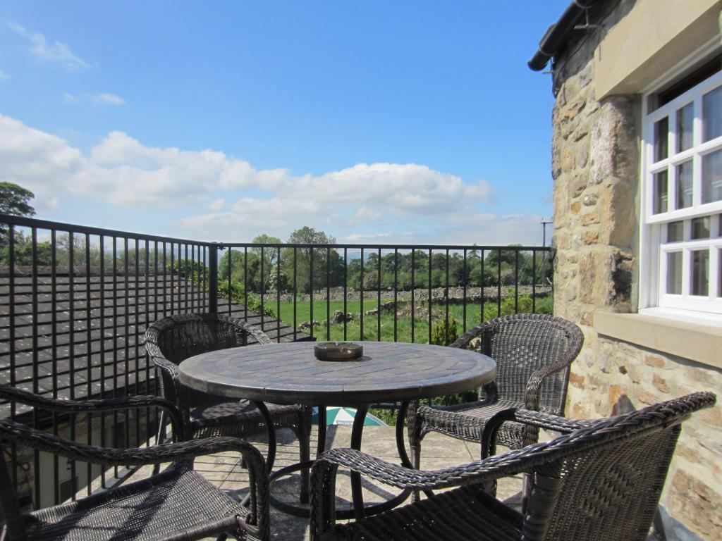 Отель Bolton Arms Redmire Экстерьер фото