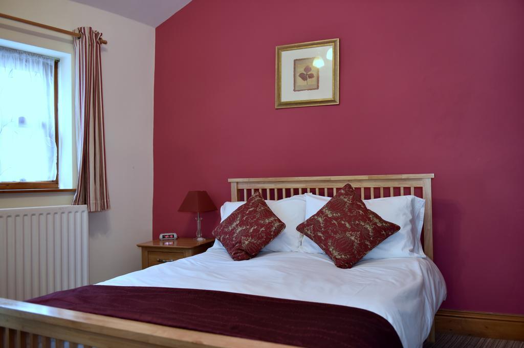 Отель Bolton Arms Redmire Экстерьер фото
